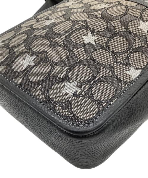 COACH（コーチ）COACH (コーチ) ショルダーバッグ　サリバン クロスボディ・シグネチャー ジャカード・スター エンブロイダリー ブラック×グレーの古着・服飾アイテム