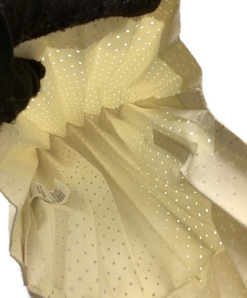 me ISSEY MIYAKE（ミーイッセイ ミヤケ）me ISSEY MIYAKE (ミーイッセイ ミヤケ) ショルダーバッグ　TRUNK PLEATS BAG ホワイトの古着・服飾アイテム