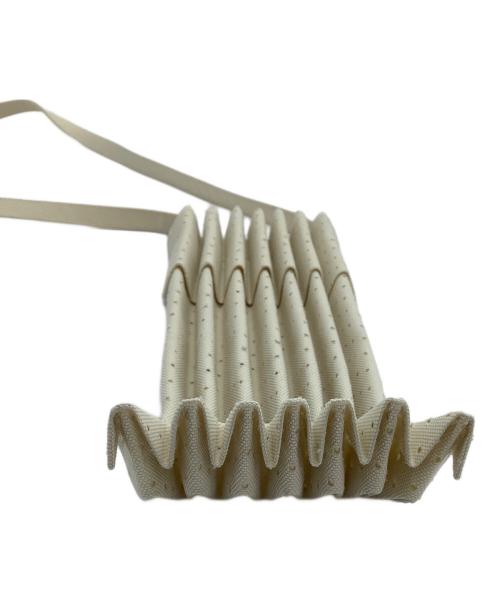 me ISSEY MIYAKE（ミーイッセイ ミヤケ）me ISSEY MIYAKE (ミーイッセイ ミヤケ) ショルダーバッグ　TRUNK PLEATS BAG ホワイトの古着・服飾アイテム