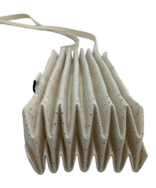 me ISSEY MIYAKE（ミーイッセイ ミヤケ）me ISSEY MIYAKE (ミーイッセイ ミヤケ) ショルダーバッグ　TRUNK PLEATS BAG ホワイトの古着・服飾アイテム