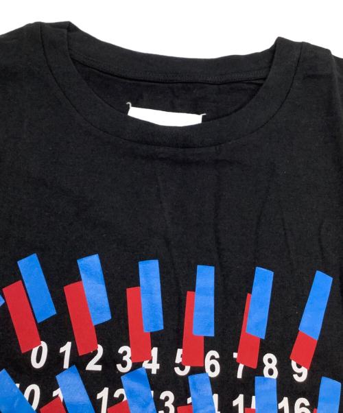 Maison Margiela（メゾンマルジェラ）Maison Margiela (メゾンマルジェラ) 半袖Tシャツ　カレンダータグ グラフィックTシャツ ブラック サイズ:50 未使用品の古着・服飾アイテム