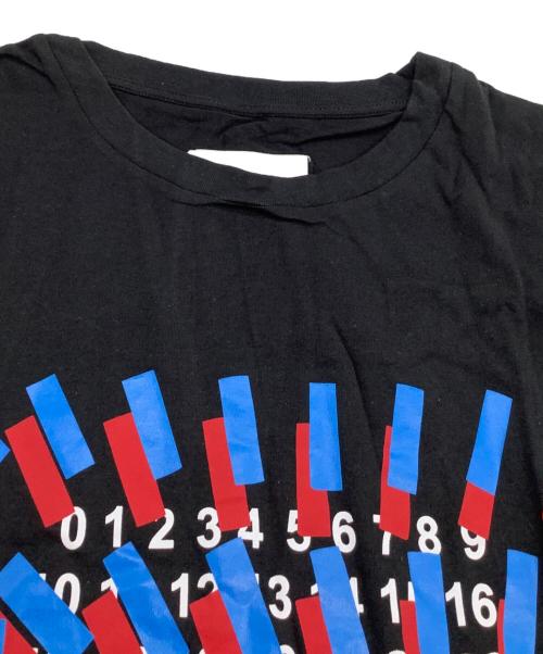 Maison Margiela（メゾンマルジェラ）Maison Margiela (メゾンマルジェラ) 半袖Tシャツ　カレンダータグ グラフィックTシャツ ブラック サイズ:48 未使用品の古着・服飾アイテム