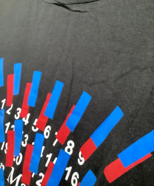 Maison Margiela（メゾンマルジェラ）Maison Margiela (メゾンマルジェラ) 半袖Tシャツ　カレンダータグ グラフィックTシャツ ブラック サイズ:48 未使用品の古着・服飾アイテム