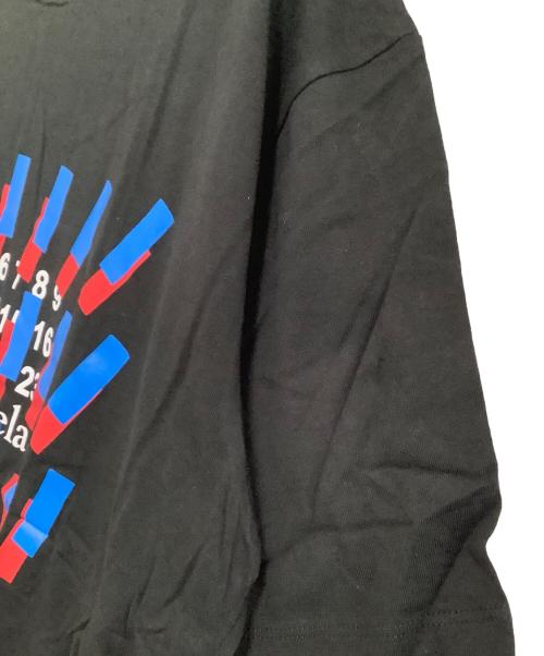 Maison Margiela（メゾンマルジェラ）Maison Margiela (メゾンマルジェラ) 半袖Tシャツ　カレンダータグ グラフィックTシャツ ブラック サイズ:48 未使用品の古着・服飾アイテム