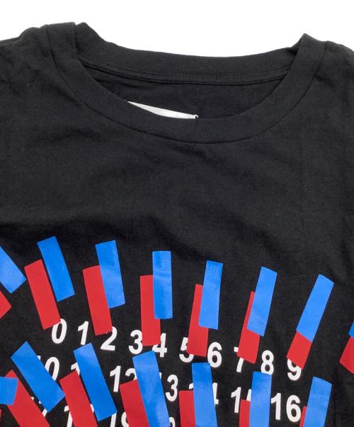 Maison Margiela（メゾンマルジェラ）Maison Margiela (メゾンマルジェラ) 半袖Tシャツ　カレンダータグ グラフィックTシャツ ブラック サイズ:52の古着・服飾アイテム