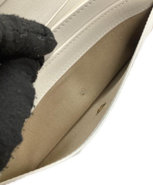 JIMMY CHOO（ジミーチュウ）JIMMY CHOO (ジミーチュウ) 長財布 フラップ スタッズ ホワイトの古着・服飾アイテム