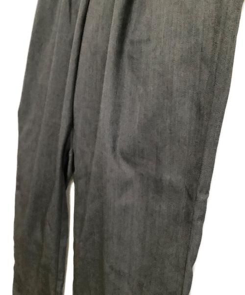 SimplyComplicated（シンプリーコンプリケイティド）SimplyComplicated (シンプリーコンプリケイティド) スラックス　MARBELT TROUSERS グレー サイズ:3の古着・服飾アイテム