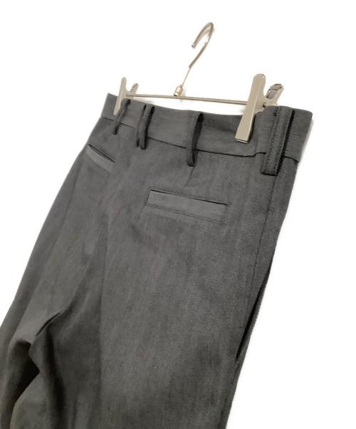 SimplyComplicated（シンプリーコンプリケイティド）SimplyComplicated (シンプリーコンプリケイティド) スラックス　MARBELT TROUSERS グレー サイズ:3の古着・服飾アイテム