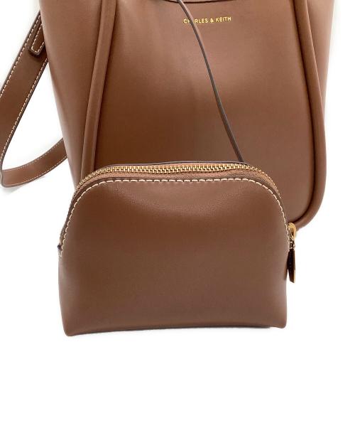 CHARLES & KEITH（チャールズアンドキース）CHARLES & KEITH (チャールズアンドキース) ハンドバッグ ライラ チューブラスラウチートートバッグ チョコレートの古着・服飾アイテム