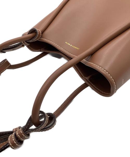 CHARLES & KEITH（チャールズアンドキース）CHARLES & KEITH (チャールズアンドキース) ハンドバッグ ライラ チューブラスラウチートートバッグ チョコレートの古着・服飾アイテム