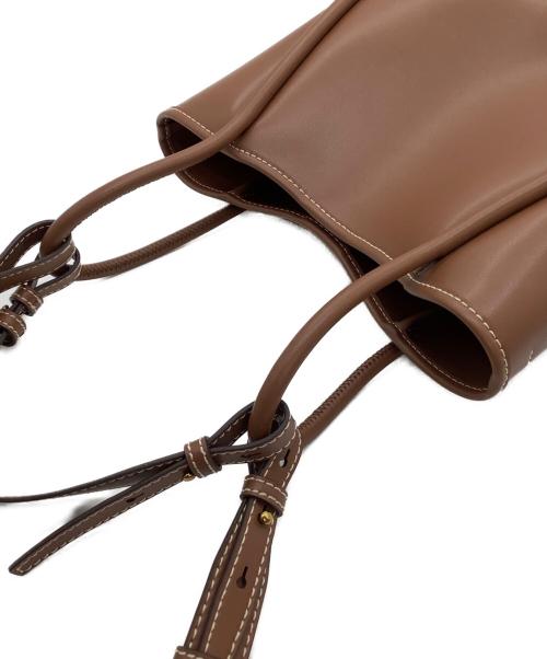 CHARLES & KEITH（チャールズアンドキース）CHARLES & KEITH (チャールズアンドキース) ハンドバッグ ライラ チューブラスラウチートートバッグ チョコレートの古着・服飾アイテム