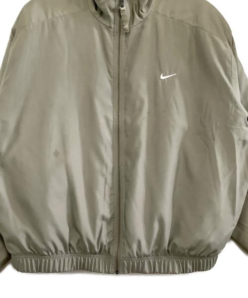 NIKE（ナイキ）NIKE (ナイキ) 中綿ブルゾン　SOLO スウッシュ ボンバー ジャケット カーキ サイズ:XXLの古着・服飾アイテム