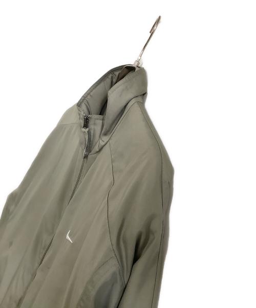NIKE（ナイキ）NIKE (ナイキ) 中綿ブルゾン　SOLO スウッシュ ボンバー ジャケット カーキ サイズ:XXLの古着・服飾アイテム