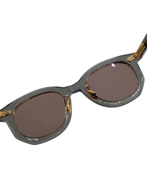 YUICHI TOYAMA（ユウイチトヤマ）YUICHI TOYAMA (ユウイチトヤマ) サングラス　ウェリントン型 グレー×ゴールド サイズ:47□24の古着・服飾アイテム