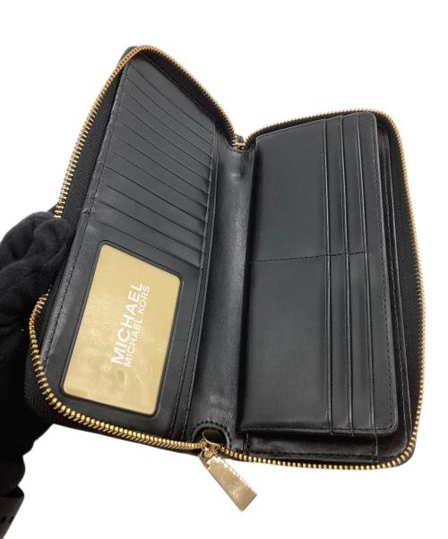 MICHAEL KORS（マイケルコース）MICHAEL KORS (マイケルコース) ラウンドファスナー財布　アニマル柄 ブラック×ホワイトの古着・服飾アイテム