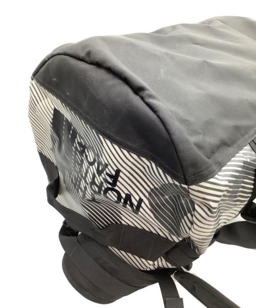 THE NORTH FACE（ザ ノース フェイス）THE NORTH FACE (ザ ノース フェイス) ダッフルバッグ　ベースキャンプダッフル　ストライプ ブラック×グレーの古着・服飾アイテム