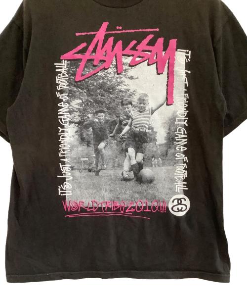 stussy（ステューシー）stussy (ステューシー) 半袖Tシャツ IT'S JUST A FRIENDLY GAME OF FOOTBALL ブラック サイズ:Mの古着・服飾アイテム