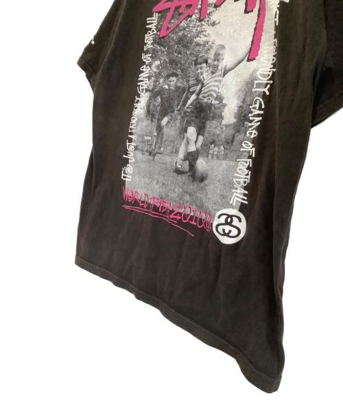 stussy（ステューシー）stussy (ステューシー) 半袖Tシャツ IT'S JUST A FRIENDLY GAME OF FOOTBALL ブラック サイズ:Mの古着・服飾アイテム