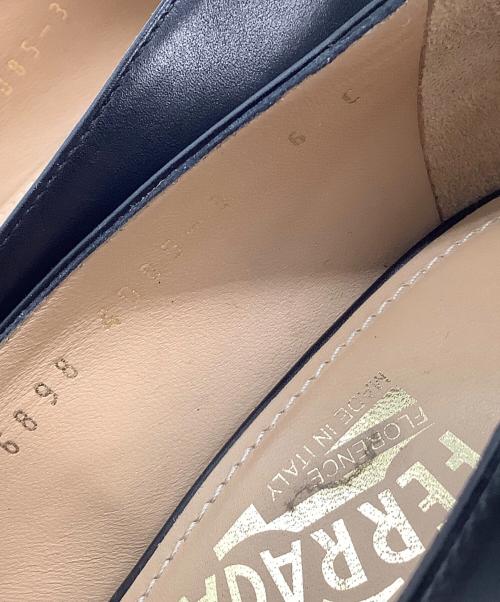 Salvatore Ferragamo（サルヴァトーレ フェラガモ）Salvatore Ferragamo (サルヴァトーレ フェラガモ) ヒールパンプス　SARINA ブラック サイズ:6の古着・服飾アイテム
