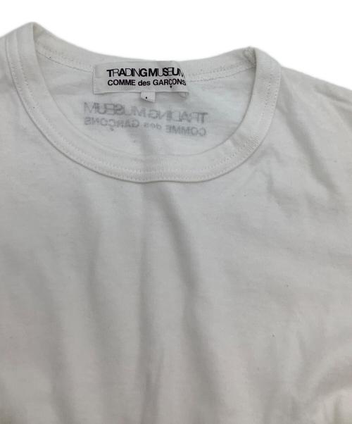 TRADING MUSEUM COMME des GARCONS（トレーディングミュージアムコムデギャルソン）TRADING MUSEUM COMME des GARCONS (トレーディングミュージアムコムデギャルソン) 半袖Tシャツ ホワイト×カーキ サイズ:Lの古着・服飾アイテム