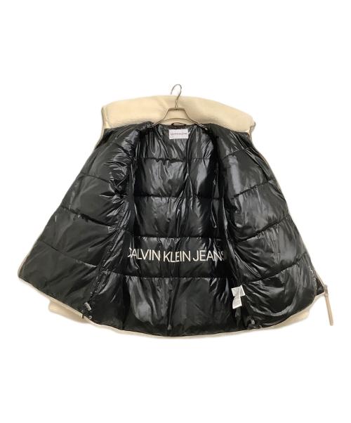 Calvin Klein Jeans（カルバンクラインジーンズ）Calvin Klein Jeans (カルバンクラインジーンズ) バックロゴボアジャケット ベージュ サイズ:Lの古着・服飾アイテム