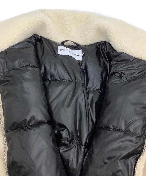 Calvin Klein Jeans（カルバンクラインジーンズ）Calvin Klein Jeans (カルバンクラインジーンズ) バックロゴボアジャケット ベージュ サイズ:Lの古着・服飾アイテム