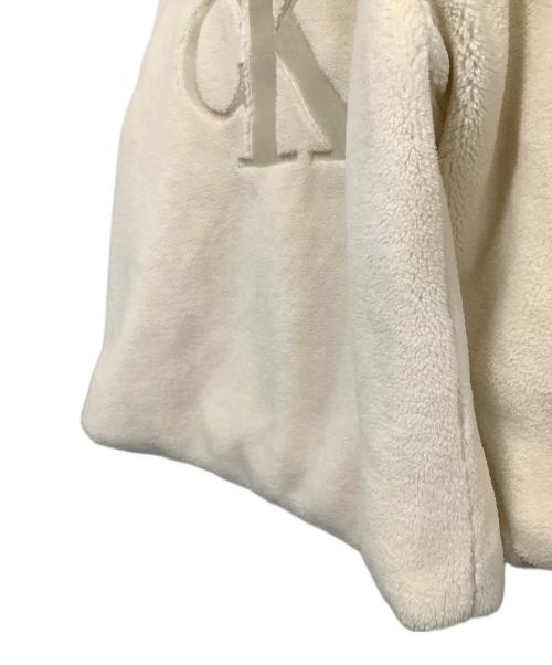 Calvin Klein Jeans（カルバンクラインジーンズ）Calvin Klein Jeans (カルバンクラインジーンズ) バックロゴボアジャケット ベージュ サイズ:Lの古着・服飾アイテム