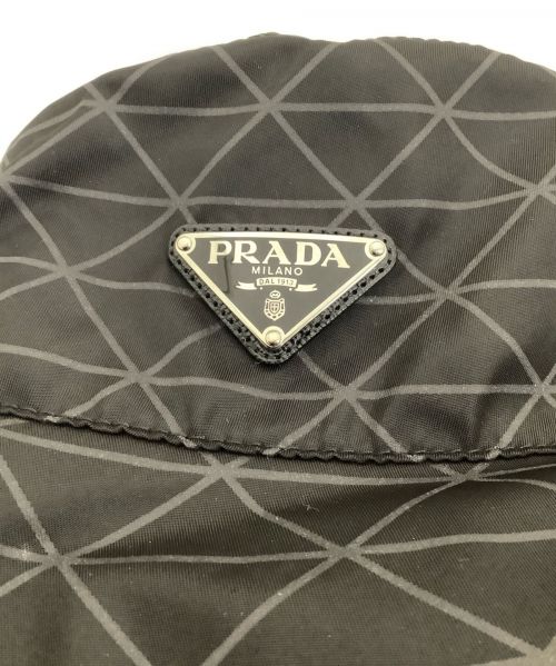 PRADA（プラダ）PRADA (プラダ) 総柄ナイロンリアクティブバケットハット ブラック サイズ:Lの古着・服飾アイテム