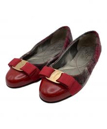 Salvatore Ferragamo（サルヴァトーレ フェラガモ）の古着「フラットパンプス」｜レッド