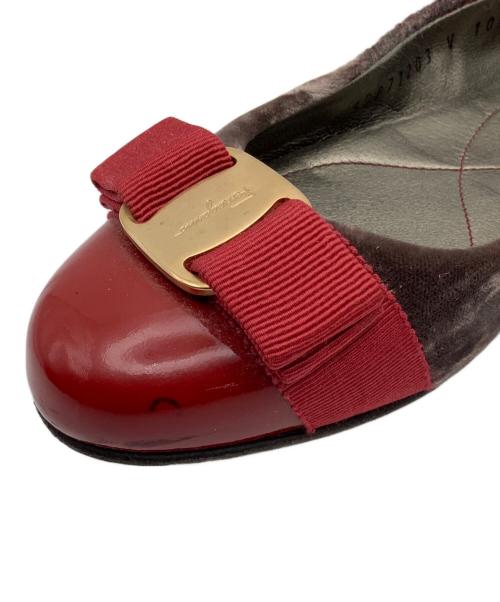 Salvatore Ferragamo（サルヴァトーレ フェラガモ）Salvatore Ferragamo (サルヴァトーレ フェラガモ) フラットパンプス レッド サイズ:5 1/2 Cの古着・服飾アイテム