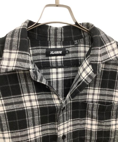 X-LARGE（エクストララージ）X-LARGE (エクストララージ) 長袖シャツ ホワイト×ブラック サイズ:Mの古着・服飾アイテム