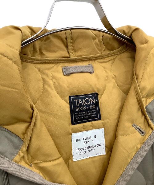 TAION（タイオン）TAION (タイオン) パイピングフード ロングダウンコート ベージュ サイズ:Sの古着・服飾アイテム