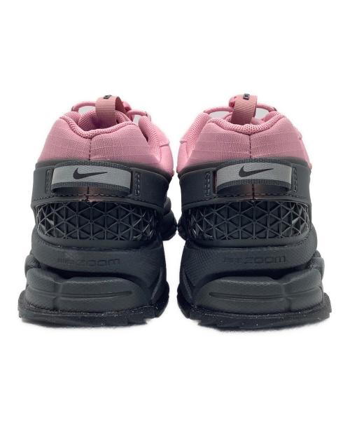 NIKE（ナイキ）NIKE (ナイキ) W ZOOM VOMERO ROAM ANTHRACITE/ELEMENTAL ピンク×ブラック サイズ:24の古着・服飾アイテム