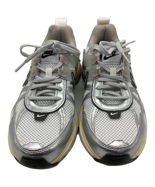 NIKE（ナイキ）NIKE (ナイキ) V2K Run グレー×ホワイト サイズ:27の古着・服飾アイテム