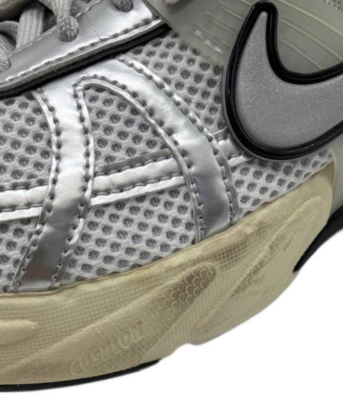NIKE（ナイキ）NIKE (ナイキ) V2K Run グレー×ホワイト サイズ:27の古着・服飾アイテム