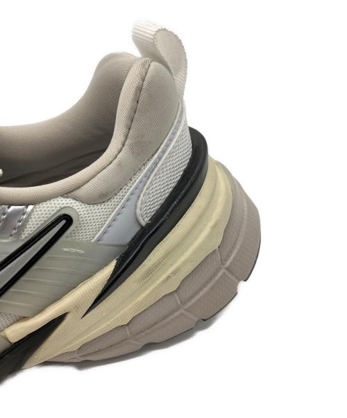 NIKE（ナイキ）NIKE (ナイキ) V2K Run グレー×ホワイト サイズ:27の古着・服飾アイテム