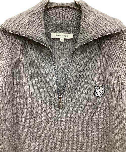 maison kitsune（メゾンキツネ）maison kitsune (メゾンキツネ) ボールドフォックスヘッド ハーフジップニット グレー サイズ:XSの古着・服飾アイテム