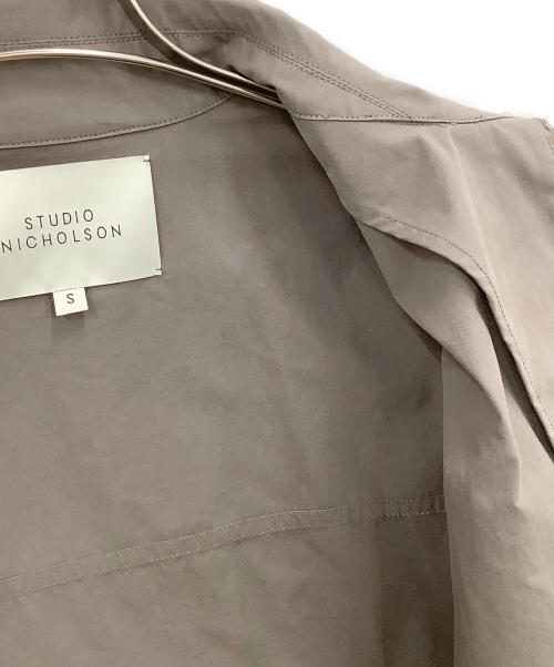 STUDIO NICHOLSON（スタジオ ニコルソン）STUDIO NICHOLSON (スタジオ ニコルソン) ジップアップシャツジャケット グレー サイズ:Sの古着・服飾アイテム