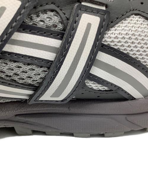 asics（アシックス）asics (アシックス) ローカットスニーカー グレー サイズ:28の古着・服飾アイテム