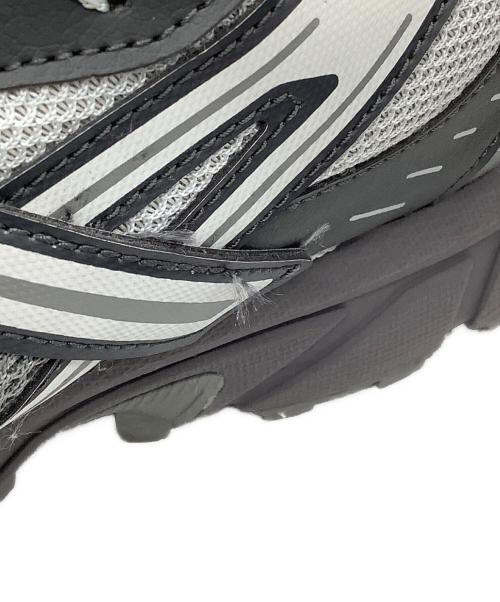 asics（アシックス）asics (アシックス) ローカットスニーカー グレー サイズ:28の古着・服飾アイテム