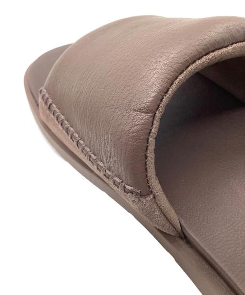 UGG（アグ）UGG (アグ) サンダル ブラウン サイズ:28の古着・服飾アイテム