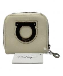 Salvatore Ferragamo（サルヴァトーレ フェラガモ）の古着「ラウンドファスナー財布」｜ベージュ