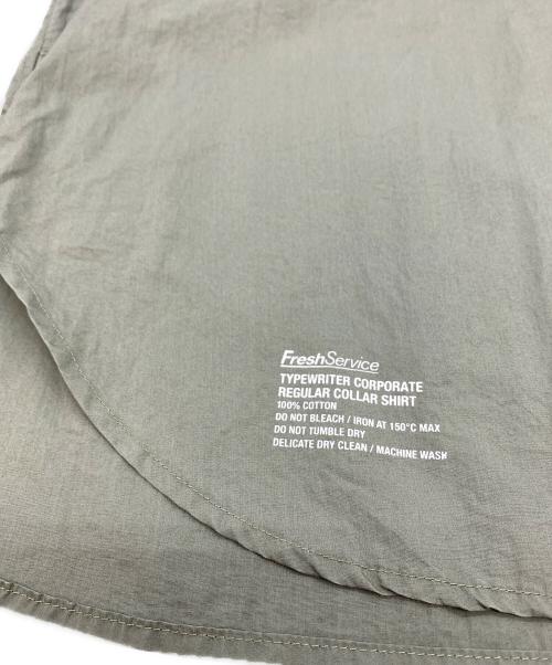 FreshService（フレッシュサービス）FreshService (フレッシュサービス) TYPEWRITER CORPORATE REGULAR COLLAR SHIRT オリーブ サイズ:SIZE Freeの古着・服飾アイテム