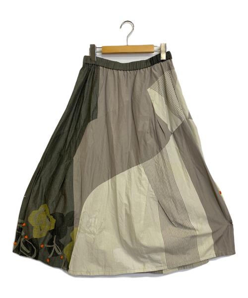慈雨（ジウ）慈雨 (ジウ) 花刺繍ギャザースカート グレー サイズ:SIZE 40の古着・服飾アイテム