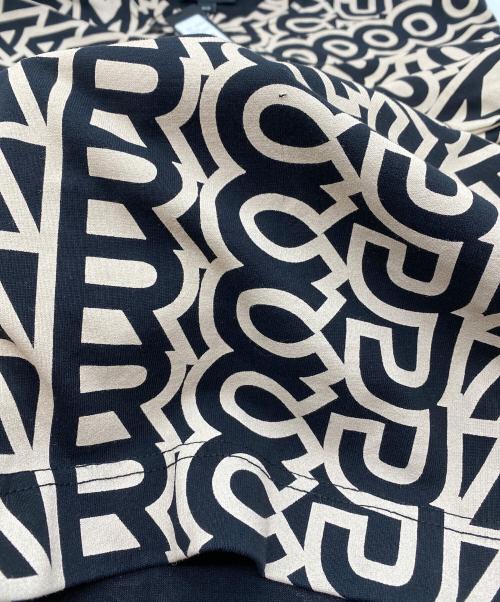 MARC JACOBS（マークジェイコブス）MARC JACOBS (マークジェイコブス) モノグラムBIG Tシャツ ベージュ×ブラック サイズ:SIZE US S 未使用品の古着・服飾アイテム