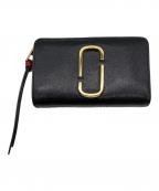 MARC JACOBSマークジェイコブズ）の古着「ザ スナップショット コンパクト ウォレット」｜ブラック×レッド