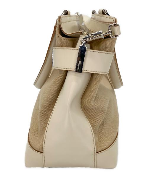 Salvatore Ferragamo（サルヴァトーレ フェラガモ）Salvatore Ferragamo (サルヴァトーレ フェラガモ) 2WAYバッグ ホワイト×ベージュの古着・服飾アイテム
