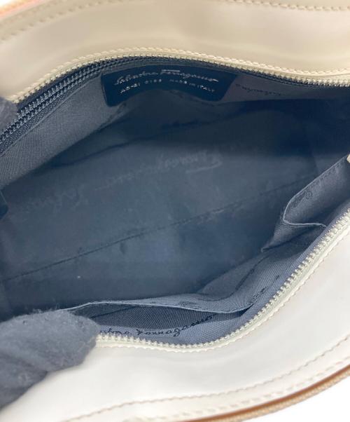 Salvatore Ferragamo（サルヴァトーレ フェラガモ）Salvatore Ferragamo (サルヴァトーレ フェラガモ) 2WAYバッグ ホワイト×ベージュの古着・服飾アイテム