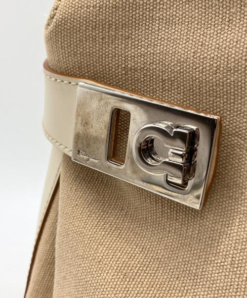 Salvatore Ferragamo（サルヴァトーレ フェラガモ）Salvatore Ferragamo (サルヴァトーレ フェラガモ) 2WAYバッグ ホワイト×ベージュの古着・服飾アイテム