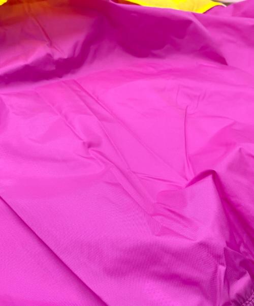 NIKE（ナイキ）NIKE (ナイキ) PACKABLE HOOD WINDBREAKER イエロー×ピンク サイズ:SIZE US S 未使用品の古着・服飾アイテム